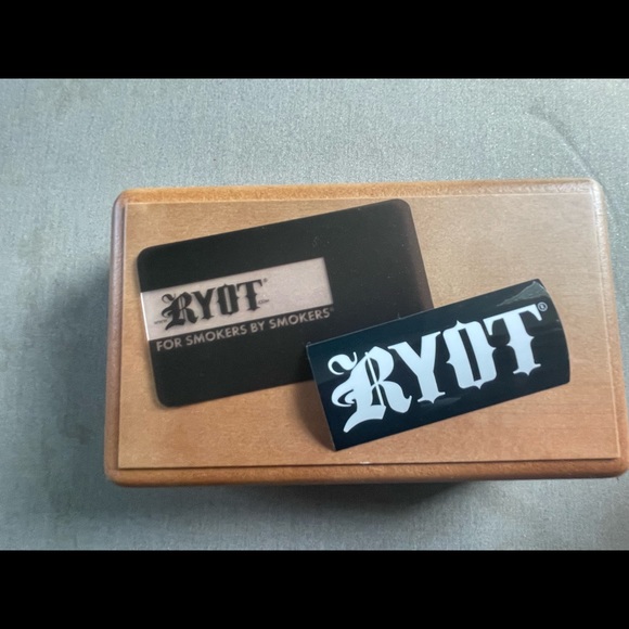 ryot Other - RYOT SOLID TOP Screen Box MEDIUM 4" x 7" WALNUT Wood Stash Box Magnetic Sifter